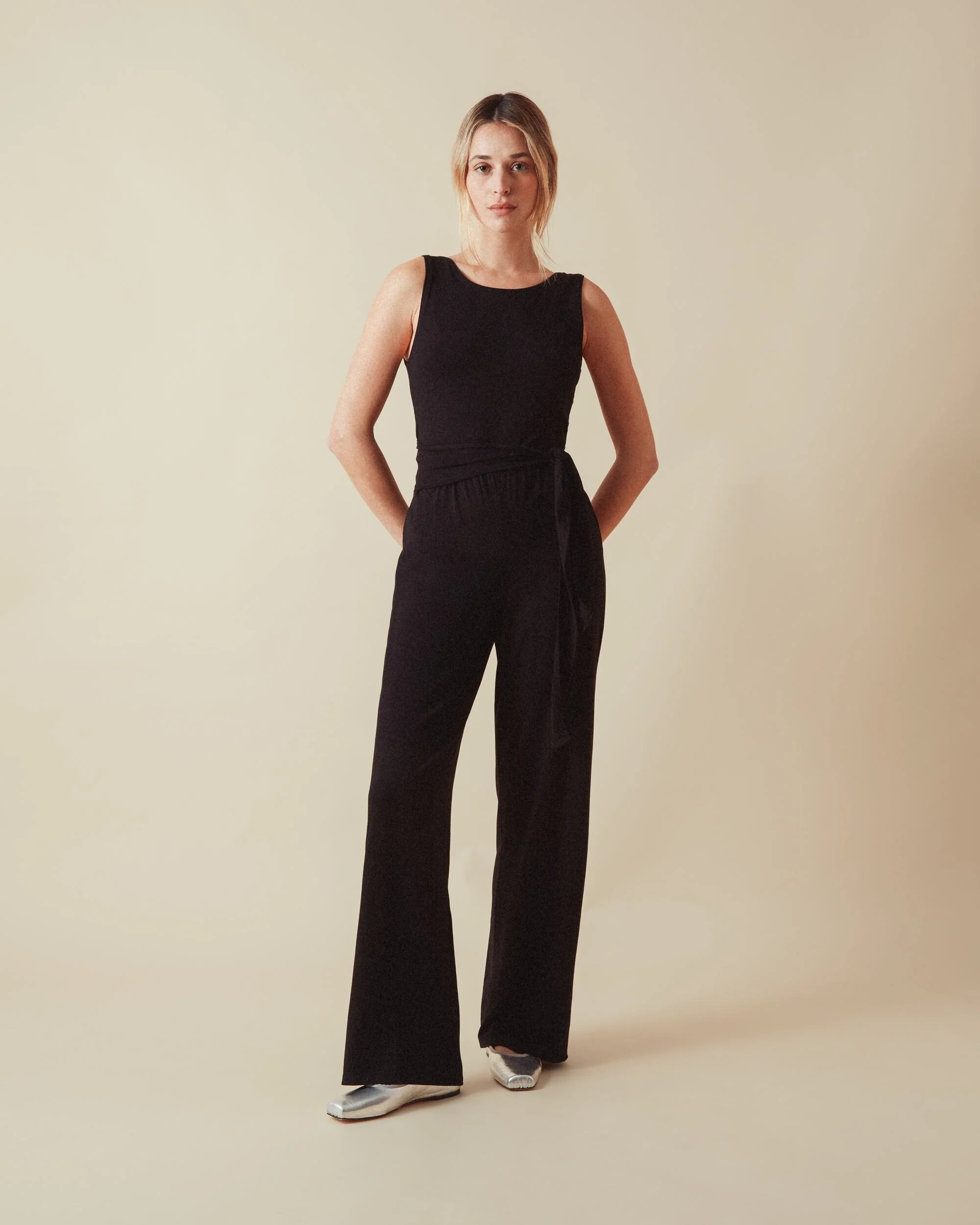 Tuta elastica con spalline incrociate